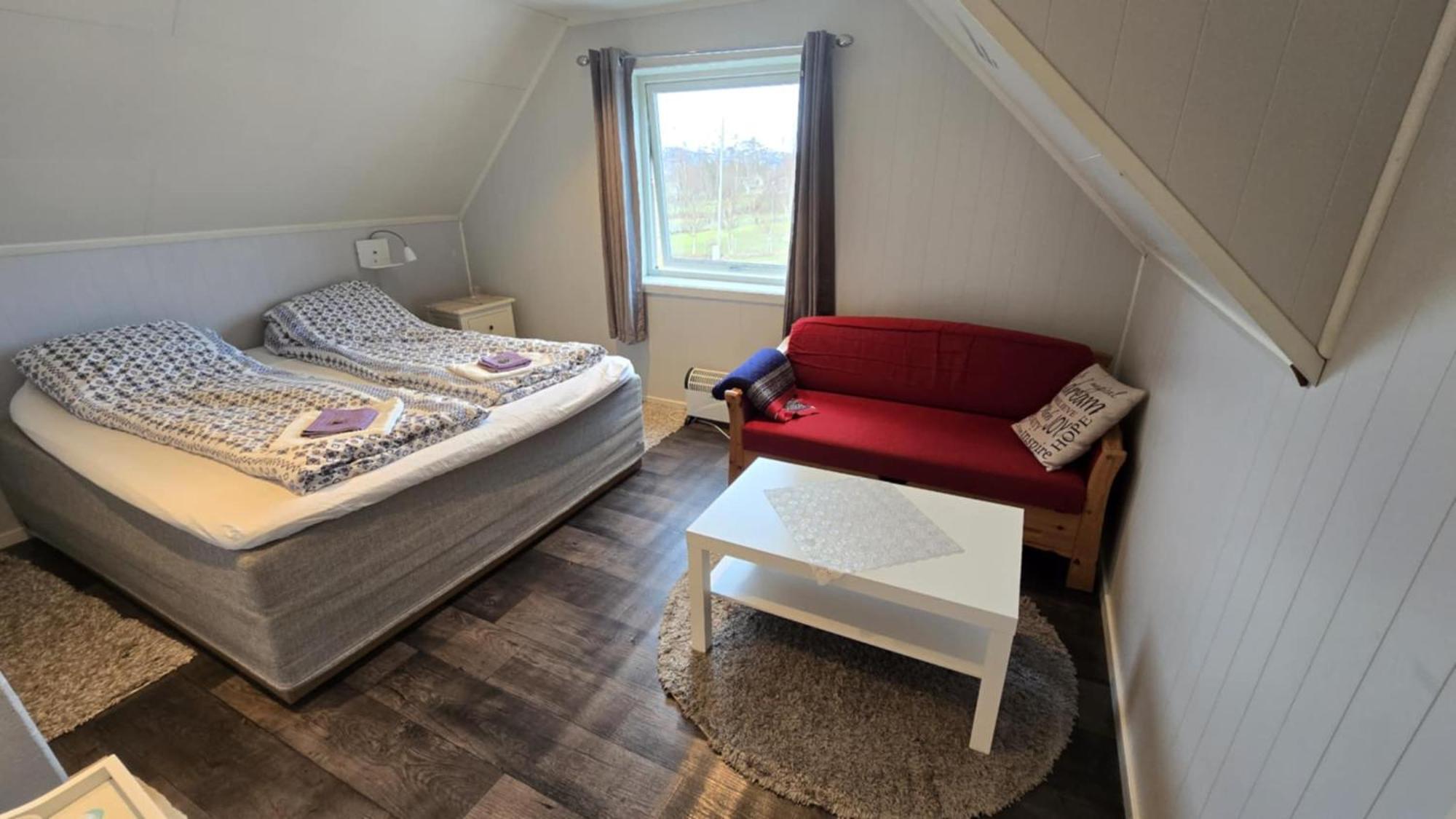 1 Room In The Yellow House, Close To Airport & Lofoten Evenskjer 외부 사진