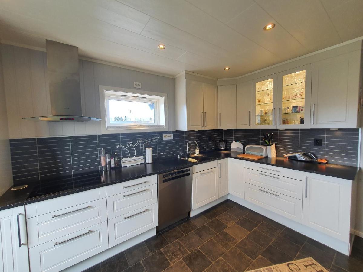 1 Room In The Yellow House, Close To Airport & Lofoten Evenskjer 외부 사진